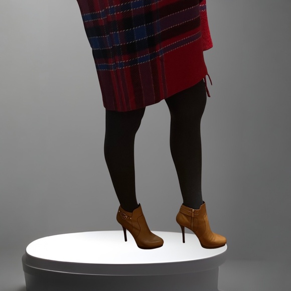 MK high heel ankle boot with iconic “MK” hardware. Caramel color. Size 9 ½ - Picture 3 of 4